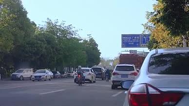 城市间穿梭汽车反光镜里堵车严重视频的预览图